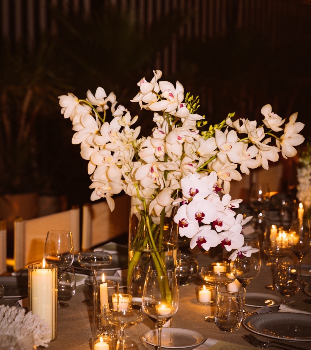 Mesa de celebración en el jardín del hotel