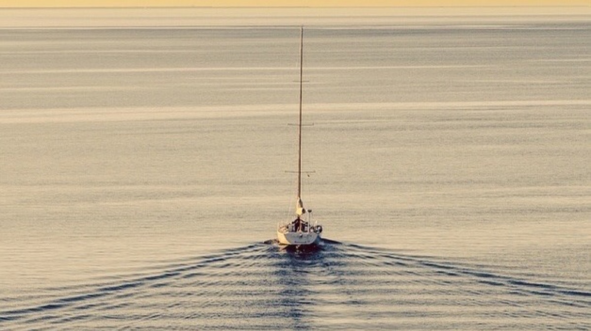 Velero en la bahía de Alicante